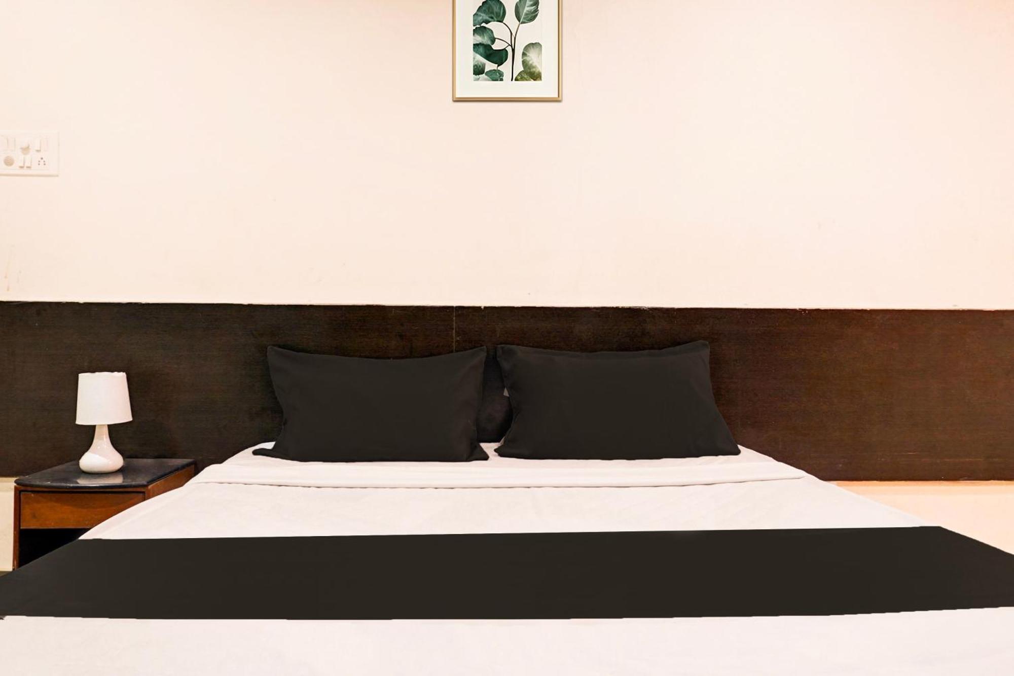 Hotel O Royal Lodge Koregaon Eksteriør billede