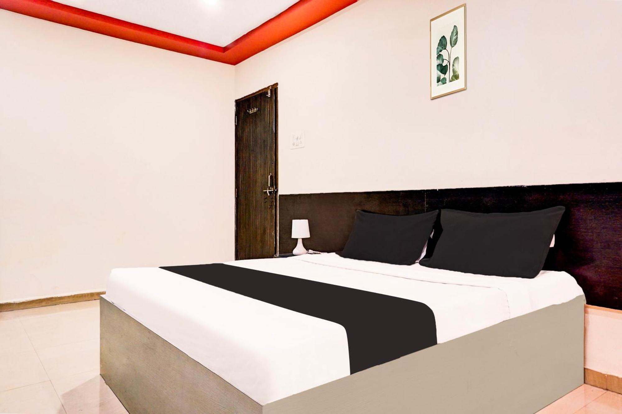 Hotel O Royal Lodge Koregaon Eksteriør billede